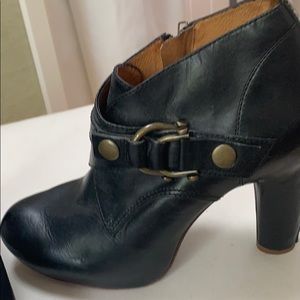 Leather bootie
